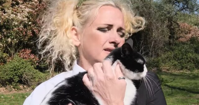 Deborah Hodge und ihre Katze India. Quelle: Screenshot Youtube