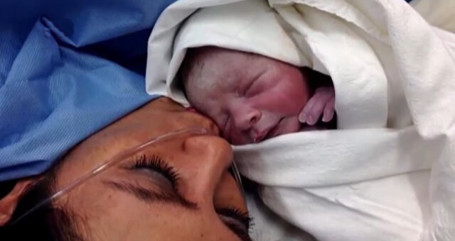 Mutter und ihr neugeborener Sohn. Quelle: Screenshot Youtube