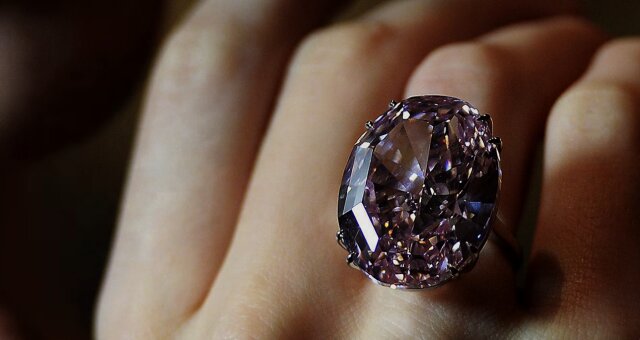 Ring mit einem riesigen Diamanten. Quelle: Screenshot Youtube