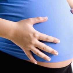 Schwangere Frau. Quelle: Screenshot Youtube