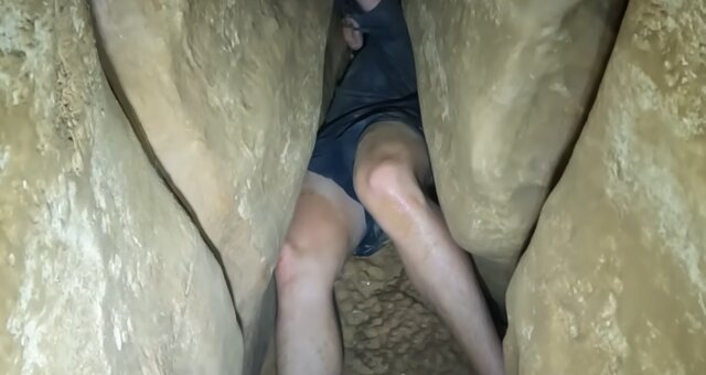Junge steckte in einer Höhle fest. Quelle: Screenshot Youtube