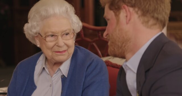 Elizabeth II. und Prinz Harry. Quelle: Screenshot Youtube