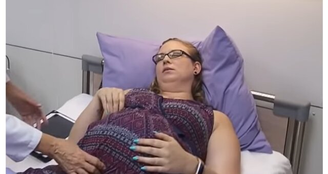 Frau bei der Geburt. Quelle: Screenshot Youtube