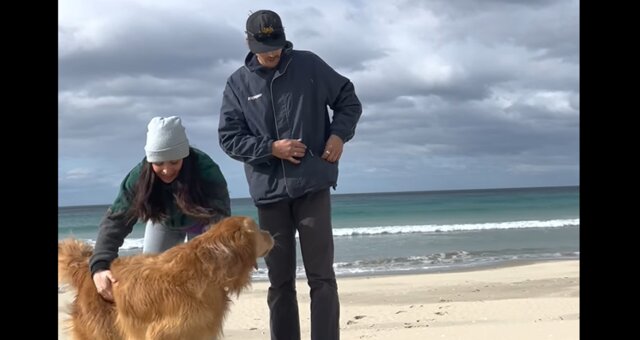 Paar kam an den Strand und nahm seinen Hund mit. Quelle: Screenshot Youtube