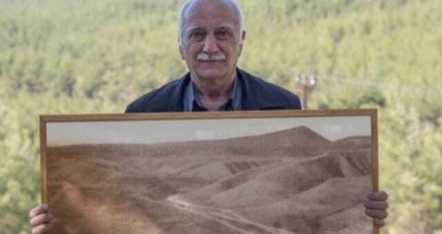 Einwohner der Türkei mit einem Bild von einem unfruchtbaren Land.Quelle: www. bigpicture.сom