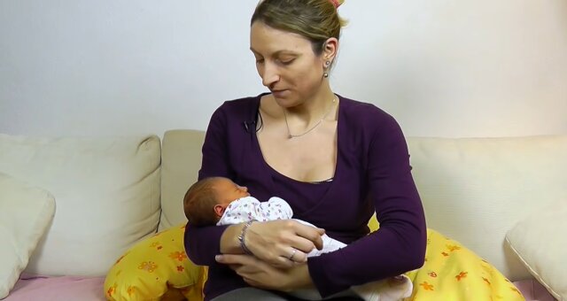 Mann gab einer Mutter, die ihr Baby stillte, einen Verweis. Quelle: Screenshot Youtube