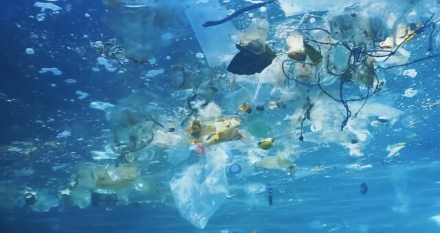 Plastikmüll im Meer. Quelle: Screenshot Youtube