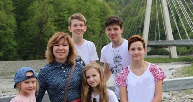 Julia und ihre Kinder. Quelle: Screenshot Youtube