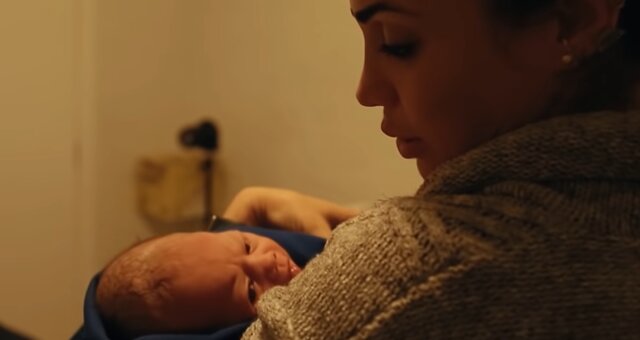 Mutter und Baby. Quelle: Screenshot Youtube