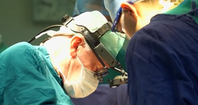 Herzchirurg führt eine Operation durch. Quelle: Screenshot Youtube