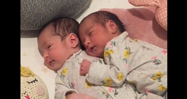 Zwillinge umarmen sich während des Schlafs. Quelle: Screenshot Youtube