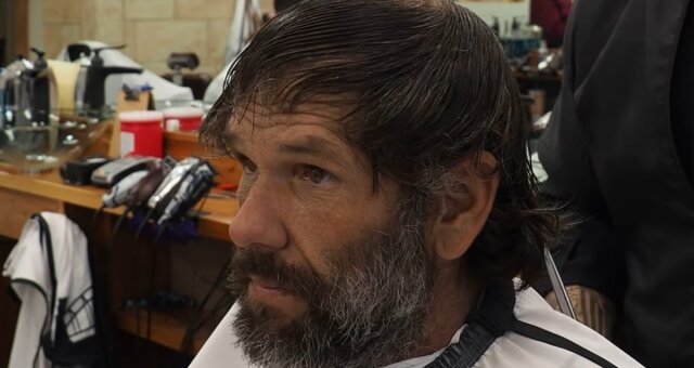 Barbier verwandelt einen obdachlosen Mann. Quelle: Screenshot Youtube