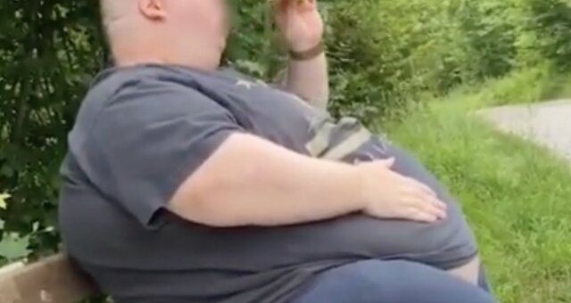 Übergewichtiger Mann. Quelle: Screenshot YouTube
