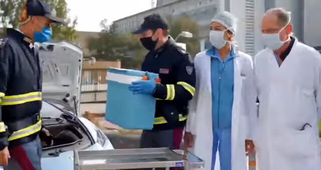 Polizeibeamte lieferten rechtzeitig eine Niere in ein Krankenhaus. Quelle: Screenshot Youtube