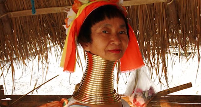 Vertreterin des Padaung-Stammes. Quelle: Screenshot Youtube