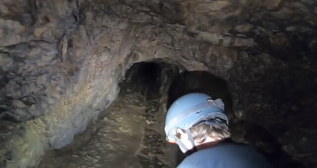 Passanten versuchten, in die Höhle zu gelangen. Quelle: Screenshot Youtube