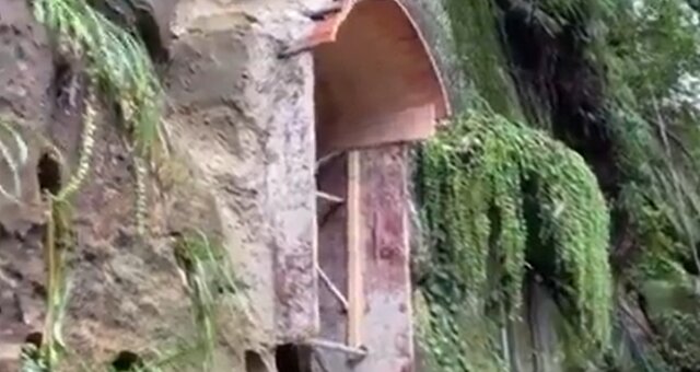 Mann grub eine Höhle in einen Berg. Quelle: Screenshot Youtube