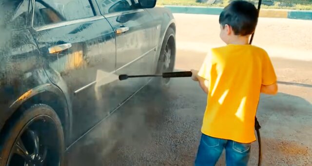 Junge wäscht ein Auto. Quelle: Screenshot Youtube
