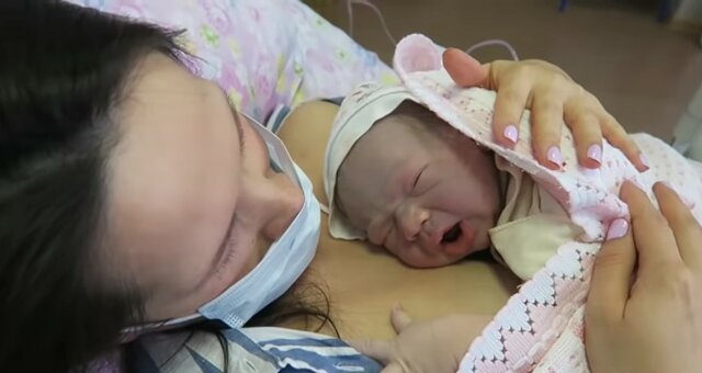 Ein Neugeborenes mit seiner Mutter. Quelle: Youtube Screenshot