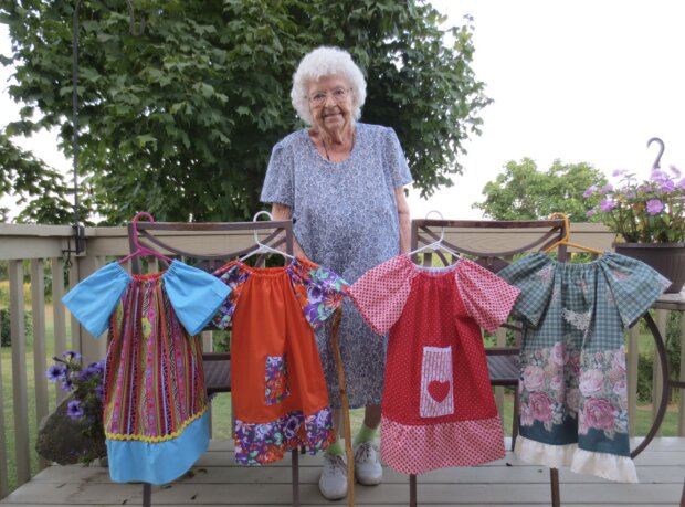 "Nähen als Lebenshilfe": 99 jährige Frau näht jeden Tag ein Kleid für