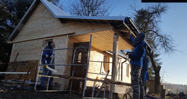 Freiwillige beschlossen, ein baufälliges Haus zu reparieren. Quelle: Screenshot Youtube