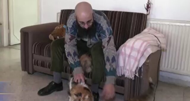Zaid und seine Katzen. Quelle: Screenshot Youtube