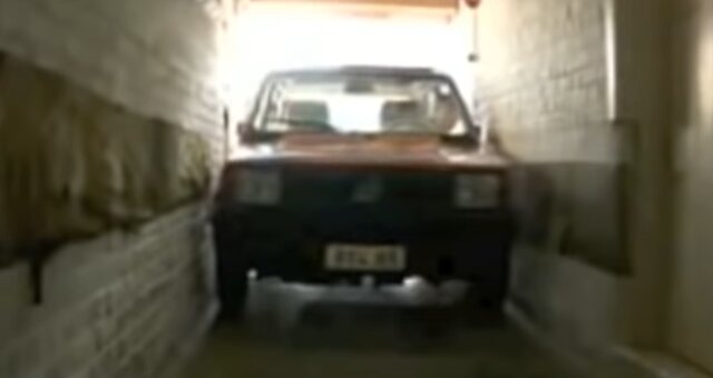 Mann parkt sein Auto in einer engen Garage. Quelle: Screenshot Youtube