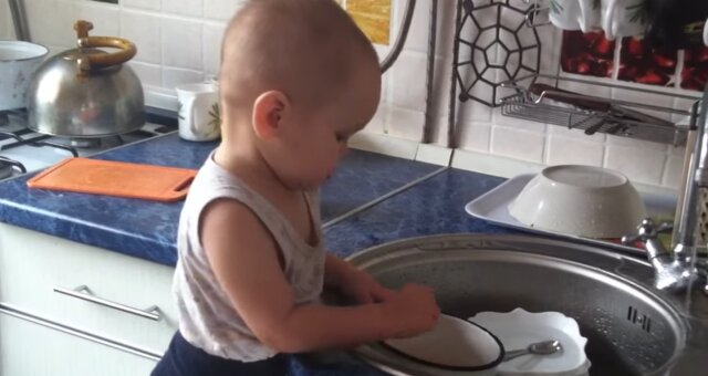 Kind spült das Geschirr. Quelle: Screenshot Youtube
