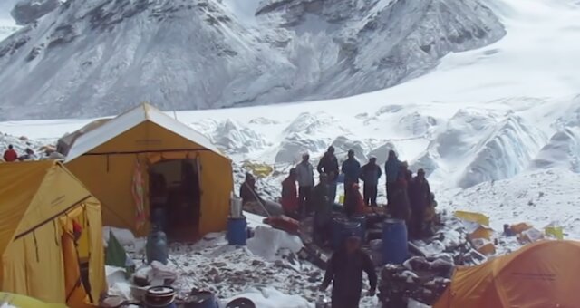 Frau organisierte eine Müllsammelaktion auf dem Everest. Quelle: Screenshot Youtube